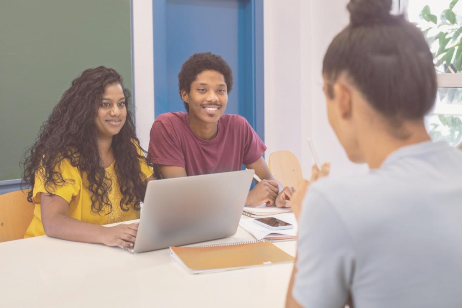 Profesionales de diversos sectores trabajando con datos financieros