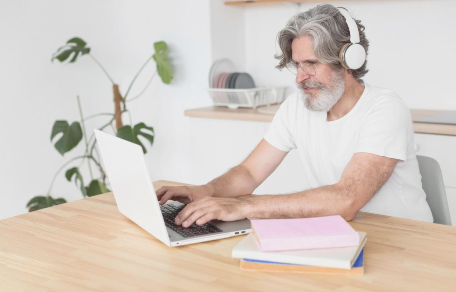 Profesional trabajando de forma remota con documentos financieros y laptop